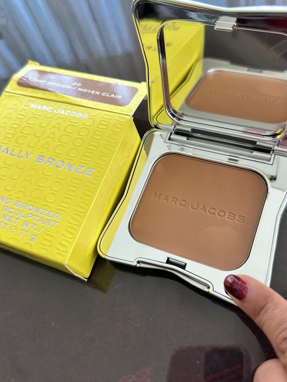 Marc Jacobs Legally Bronze Sculpting Bronzer - Yellow & Silver Packaging - Picture 4 of 11